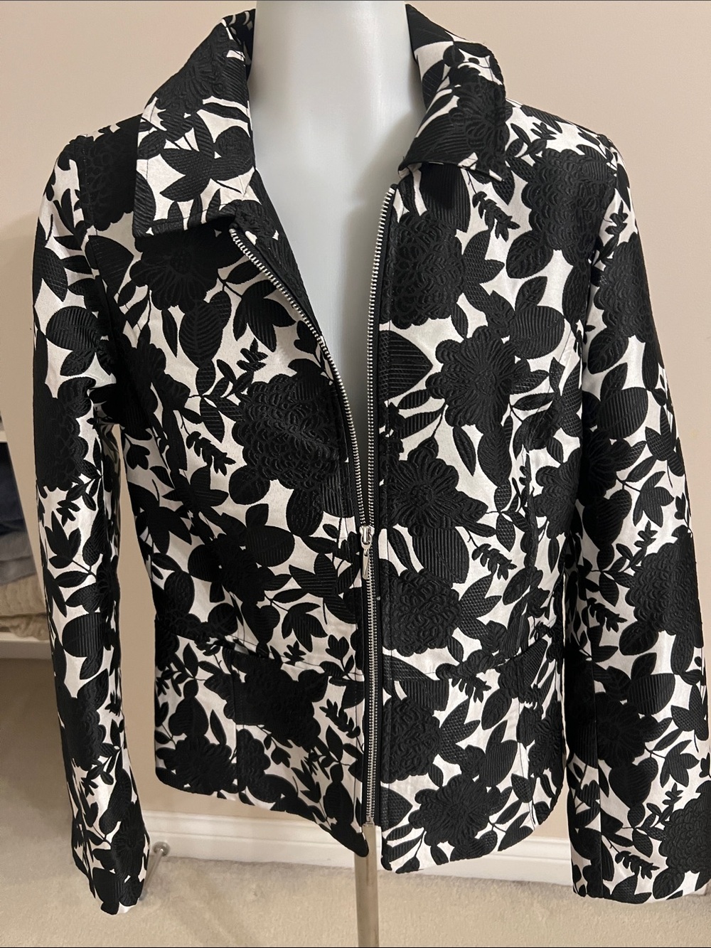 White House Black Market Black & White Floral Zip Jacket